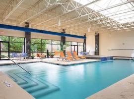 Holiday Inn and Suites Charleston West by IHG, hotel v destinaci Charleston