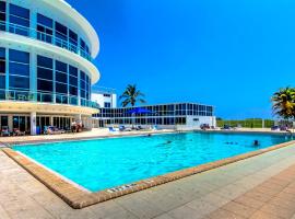 Ocean view studio with direct beach access and a shared pool & tennis court!: Miami Beach'te bir otel