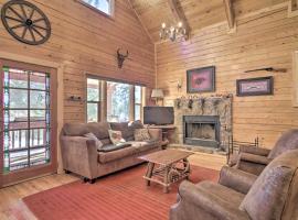 Log Cabin with Mountain Views about 30 Mi to Pikes Peak!, hotell med parkering i Florissant