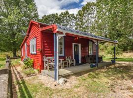 The Red Rooster Cottage, hotel with parking in Raurimu