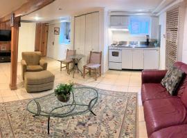 First Floor One Bedroom Apartment with Full Kitchen & Bath, holiday rental in Washington