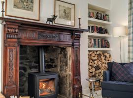 Central Hawick spacious stylish flat with log burner, hotel s parkováním v destinaci Hawick