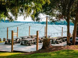 Lakefront Property Two Bedroom #32 at Long Cove Resort, vacation home in Charlotte