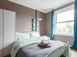Shirley House 1, Guest House, Self Catering, Self Check in with smart locks, use of Fully Equipped Kitchen, Walking Distance to Southampton Central, Excellent Transport Links, Ideal for Longer Stays, B&B di Southampton