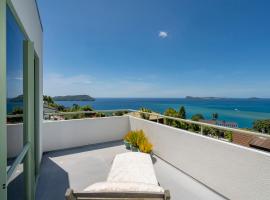 Picturesque on Paku - Tairua Holiday Home, hotel di Tairua