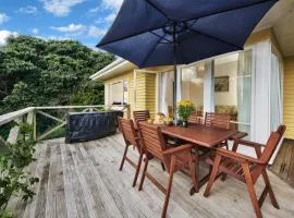 Surfer's Sunshine Cottage - Piha Holiday Home