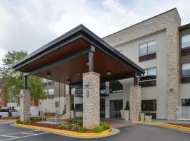 Holiday Inn Express & Suites Raleigh NE - Medical Ctr Area, an IHG Hotel, hotel berdekatan Taman Muzik Coastal Credit Union, Raleigh