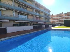 NEW! Apartamento con piscina y balcón a 2 minutos de la playa. WI-FI, family hotel in L'Estartit