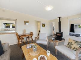 The Green Trout - Paraparaumu Beach Holiday Home, cottage in Paraparaumu Beach