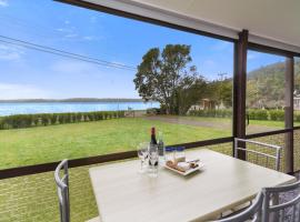 Relax Lakeside - Lake Rotoiti Bach, hotel din Rotoiti