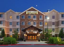 Staybridge Suites Fayetteville, an IHG Hotel, hotel cerca de Randal Tyson Track Center, Fayetteville