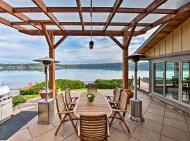 Similk Bay Retreat with Deck, Fire Pit and Hot Tub!, hotel di Anacortes