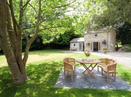 Pinetum Garden Cottages, holiday home in St Austell