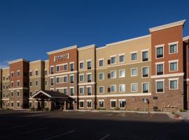 Staybridge Suites - Phoenix – Biltmore Area, an IHG Hotel – hotel w pobliżu miejsca Arizona Heart Institute w mieście Phoenix