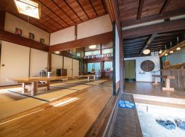 一棟貸し宿Kusuburu House chartered accommodation, hôtel à Okinoshima près de : Sanctuaire Takuhi