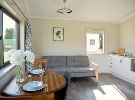 Kingfisher Lodge - Napier Holiday Home, hotel di Taradale