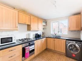 6 bed house with free secure parking & 3 bathrooms