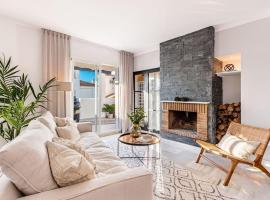 Los Naranjos New Scandinavian style duplex penthouse within walking distance to Puerto Banus, hotell med parkeringsplass i Marbella
