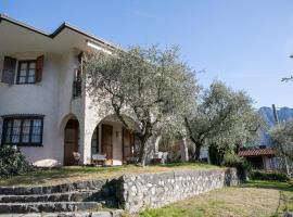 IseoLakeRental - Villa Flavia, hotell i Riva di Solto