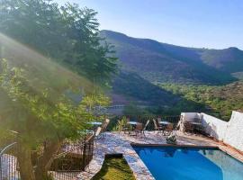 ALCATRACES, Hotel in La Negrete