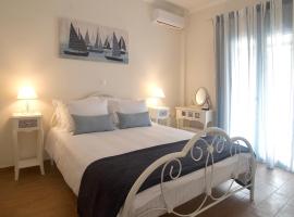 The Bluehouse - Spacious top floor flat with parking, by Mon Repos beach, hotel near Mon Repos Palace, Corfu Town