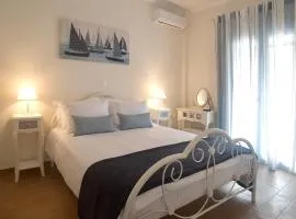 The Bluehouse - Spacious top floor flat with parking, by Mon Repos beach