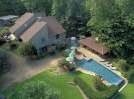 The White Elephant Inn Getaway with Pool and Hot Tub!, lägenhet i Earlysville