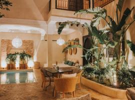 Riad l'Oiseau du Paradis, hotel with parking in Marrakech