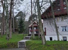 Kalno namai - apartamentas Juodkrantėje, casa de hóspedes em Juodkrantė