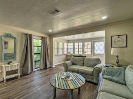 Quiet and Cozy Sarasota House with Yard Pet Friendly!, spa hotel in Sarasota
