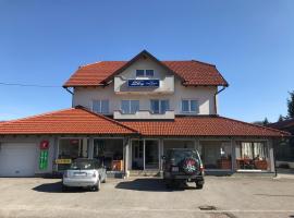 Sobe Sky, habitación en casa particular en Fužine