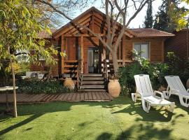 איתן בקתות עץ Eitan Wood Cabins Resort, self-catering accommodation sa Sede Eli‘ezer