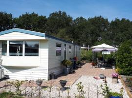 Comfortabel 4-persoons chalet (airco + fietsen) op Recreatiepark Eikenhof, hotel with parking in Paasloo