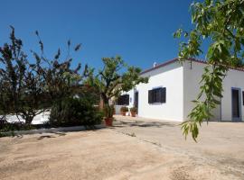 Cozy Algarve Home with Vineyard View Near Beaches, cottage in Porches