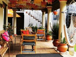 Hotel Ocho Barrios، فندق في سان كريستوبال دي لاس كازاس