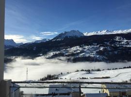 Ferienwohnung Vazerol: Brienz şehrinde bir otoparklı otel