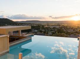 Appartements vue panoramique avec piscine et jacuzzi, hotel sa bazenima u gradu Langlade