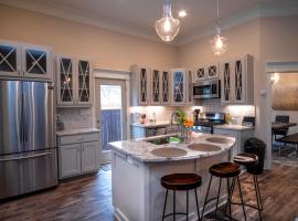 BRAND NEW Large Impressive House Near Downtown!, feriehus i San Antonio