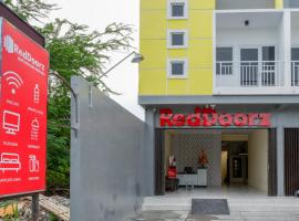 RedDoorz near Graha Saba Buana Solo, hostal o pensión en Kadipiro