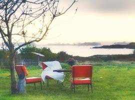 Le petit gîte cosy de Kerigou avec vue mer et plage, hotel en Saint-Pol-de-Léon