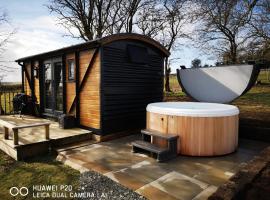 pen-rhos luxury glamping "The Hare Hut", hotel with parking in Llandrindod Wells