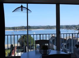 Appartement entièrement rénové avec SUPERBE VUE sur la Baie Sainte-Anne à TREGASTEL - Ref 96, Hotel in Trégastel
