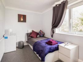 5 Bedroom Apartment Corby Hosted By Costay, hotel di Corby