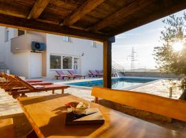 Villa Anabella peaceful holiday home with pool, Hotel in Klis