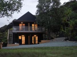 Tui & Nikau Cabins, hotel Mangawhaiban