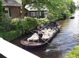 Farmhouse Lodge Giethoorn, hotell i Giethoorn