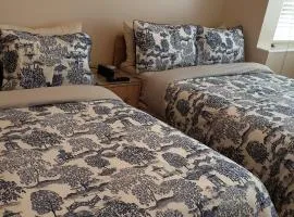 London Luxury 3 Bedroom Flat 1min walk from Underground, with FREE PARKING Sleeps x10