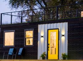 The Zephyr Modern Luxe Container Home, хотел в Bellmead