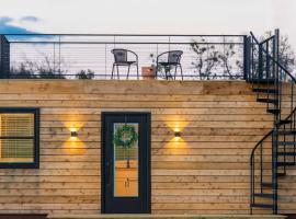 The Meadows Shipping Container Home บ้านพักหลังเล็กในBellmead