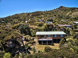 Seaview, Sun and Surf - Piha Holiday Home, viešbutis su vietomis automobiliams mieste Piha